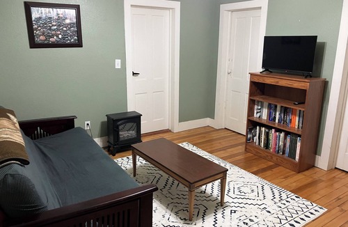 Tisch Mills House | Cute upper unit in the country 21 miles from Green Bay and NFL 2025 draft!