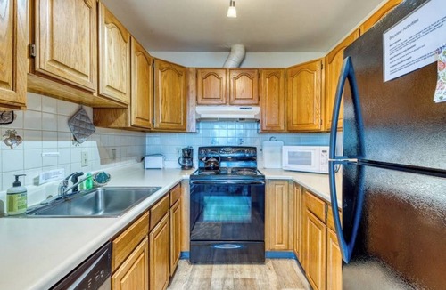 Coos Bay Condo | Cute Waterfront Cottage with Private washer&dryer & Wonderful Views of the Bay