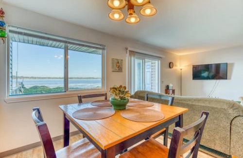 Coos Bay House | Cute Waterfront Cottage with Private washer&dryer & Wonderful Views of the Bay