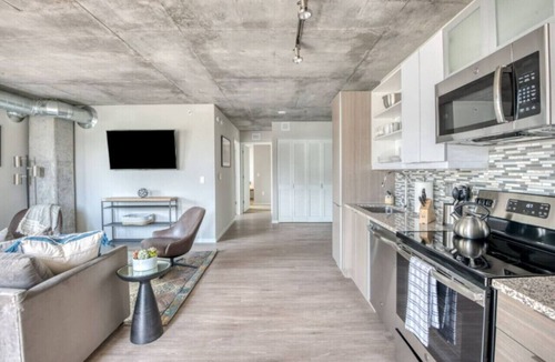 Downtown Minneapolis Apartment | CW - 2BR - Sky Lounge - Rooftop Pool - Gym NEW A
