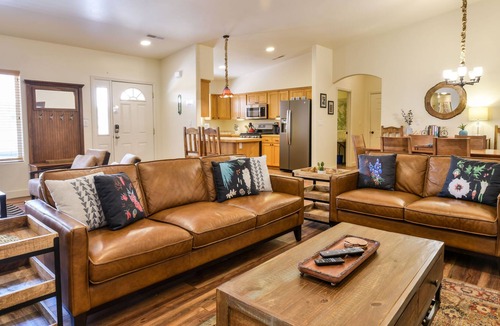 Moab House | CW419 *Newly Updated Kitchen* 3 Bed/2 Bath Elegant Townhome, Located in the Heart of Downtown