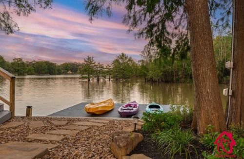 Kingwood House | Cypress Cove Waterfront Pickleball Hot tub