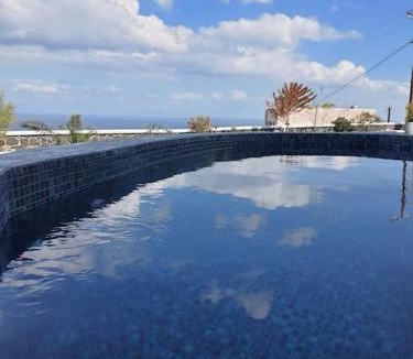 Vourvoulos Apartment | D' amigos Superior Cave House with outdoor hottub