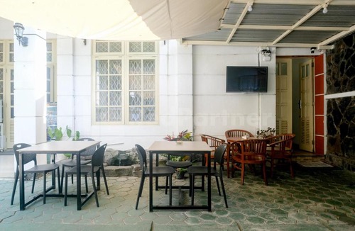 Laweyan Hotel | D Palma Near Lokananta Manahan Mitra RedDoorz