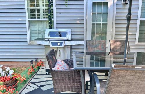Burlington House | D's Creekside NorthCarolina Home Sleeps 10 Apartment A