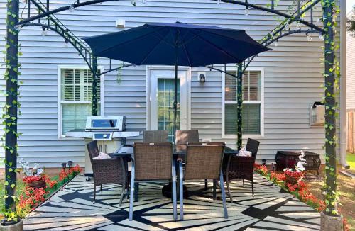 Burlington House | D's Creekside NorthCarolina Home Sleeps 10 Apartment A