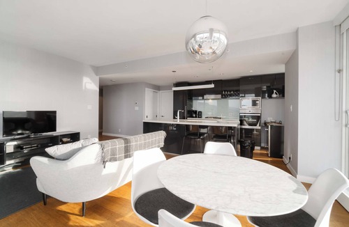 Yaletown Condo | D42 - Amazing, Exceptional Corner Unit At Telus Garden