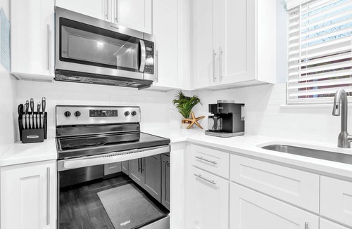 Seacrest Cottage | Daddio's Cottage Walk to Alys & Rosemary. Sleeps 7