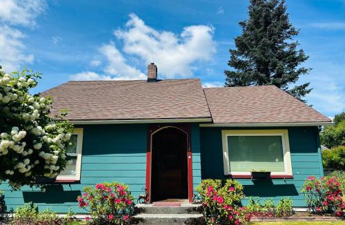 Packwood House | Daffodil Cottage in Downtown Packwood, WIFI, BBQ, Firepit, Smores