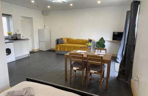 Earls Barton House | Daffodil