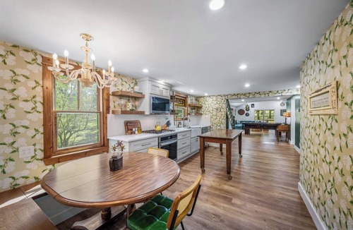 Mentone Cabin | Daffodil Hill Walk to Downtown & Brow Park
