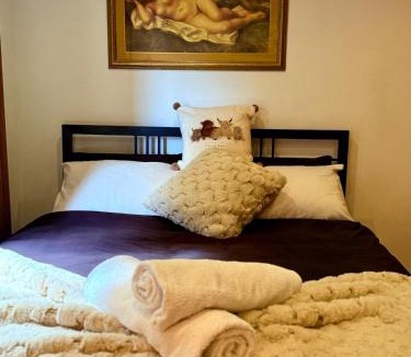 Walsall Villa | DAINTY HOME STAY - 6 BDR Contractors, Family & Group