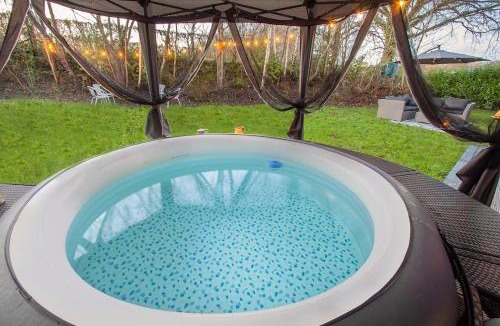 East Grinstead House | Dairy Cottage with hot tub & pizza oven