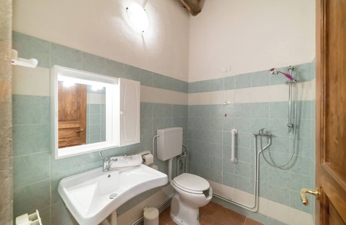 Pontassieve House | Daisy bedroom
