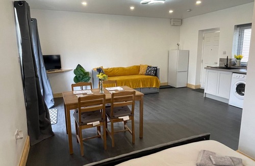 Earls Barton Cottage | DAISY, pet friendly, character holiday cottage in Northampton