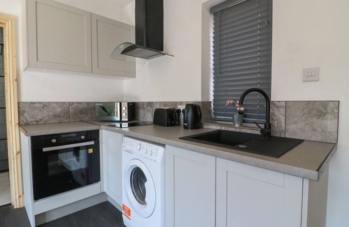 Earls Barton Cottage | DAISY, pet friendly, character holiday cottage in Northampton