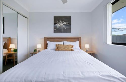 Dakabin House | Dakabin Escape - Modern Comfort near Dining & Shops