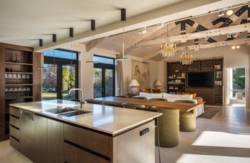 Lake Hayes Villa | Dalefield Escape : Stylish 3-Bed Home with Hot Tub & Mountain Views