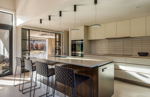 Lake Hayes Villa | Dalefield Escape : Stylish 3-Bed Home with Hot Tub & Mountain Views