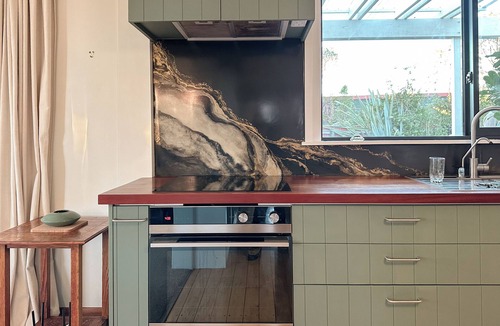Hokitika House | Dalton Cottage - Dreamy Retreat in Lush Gardens