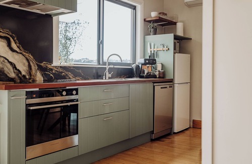 Hokitika House | Dalton Cottage - Dreamy Retreat in Lush Gardens