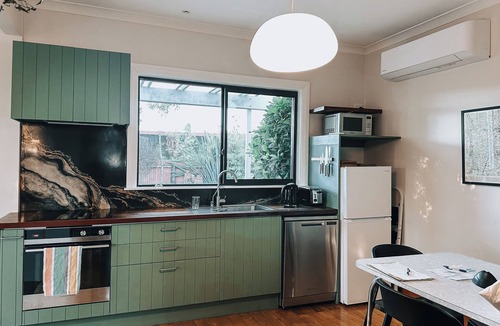 Hokitika House | Dalton Cottage - Dreamy Retreat in Lush Gardens