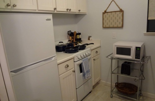 Santa Rosa Cottage | Dan's Place. Cozy Cottage in Quiet Older Santa Rosa Neighborhood