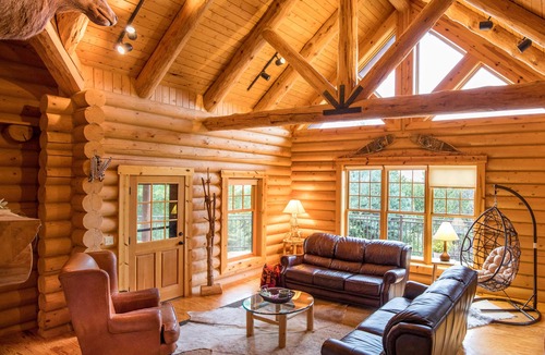 Fort Calhoun House | Dancing Bear Lodge-Log Cabin Getaway