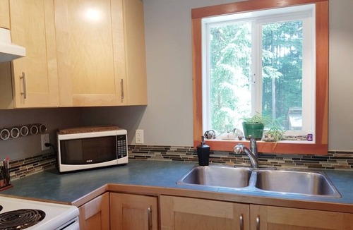 Comox House | Dancing Trees Guest Suite