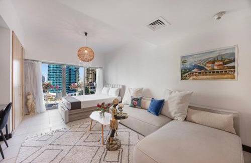 Jumeirah Lake Towers Apartment | Daniels Studio with Lake View in JLT