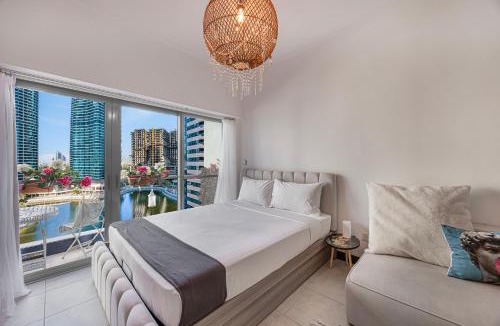 Jumeirah Lake Towers Apartment | Daniels Studio with Lake View in JLT