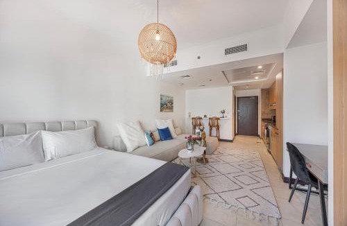 Jumeirah Lake Towers Apartment | Daniels Studio with Lake View in JLT