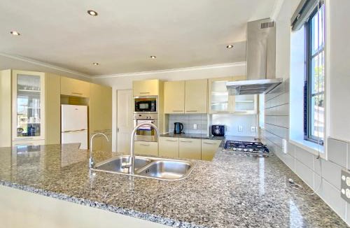 Dannemora House | Dannemora Elegance, close Botany Shopping Centre