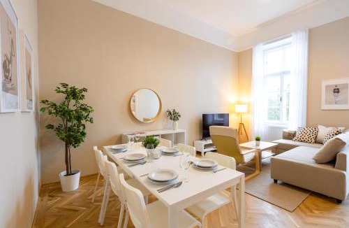 Budavar Apartment | Danube Waterfront View at Chain Bridge