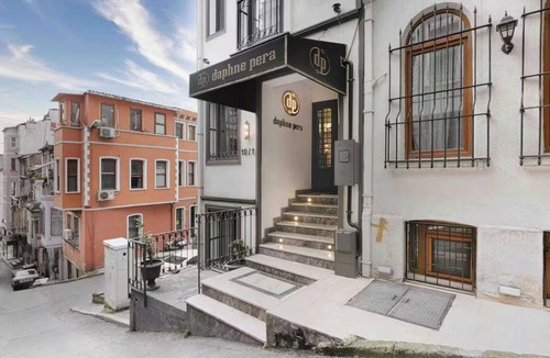 Gumussuyu Mahallesi Apartment | Daphne Pera Lotus Room 1 Guest