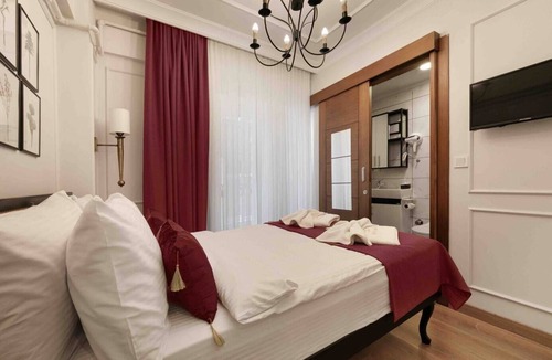 Gumussuyu Mahallesi Apartment | Daphne Pera Lotus Room 1 Guest