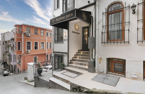 Gumussuyu Mahallesi Apartment | Daphne Pera ; Magnolia Aparts, City Center