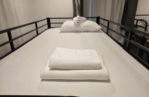 Hallandale Beach Hostel | Daphne's Tropical Oasis Female Only Hostel