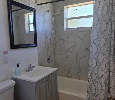 Hallandale Beach Hostel | Daphne's Tropical Oasis Female Only Hostel