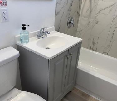 Hallandale Beach Hostel | Daphne's Tropical Oasis Female Only Hostel