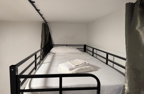 Hallandale Beach Hostel | Daphne's Tropical Oasis Male Only Hostel