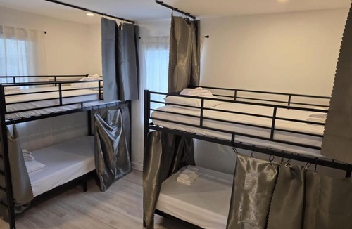 Hallandale Beach Hostel | Daphne's Tropical Oasis Male Only Hostel