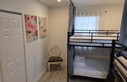 Hallandale Beach Hostel | Daphne's Tropical Oasis Male Only Hostel