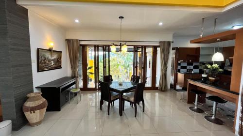 Bandung Villa | Dapur Caringin Tilu Villa