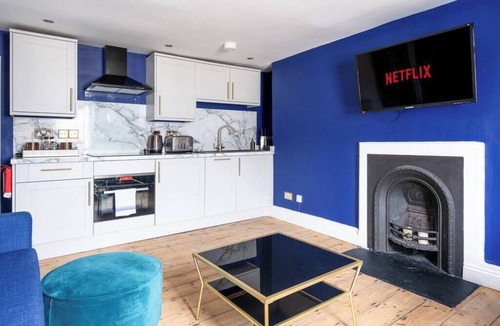 Upper Town Apartment | Darcy's Pride – central 2-bedroom apartment