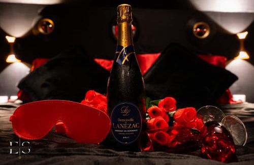 Saint-Omer Hotel | Dark love room