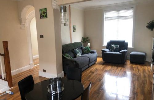 Darlington House | Darlington Delight - Spacious 3 Bedroom House