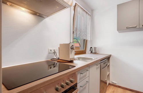 San Martino in Passiria Apartment | Das Bergland – Jaufen Apartment with Covered Panoramic Terrace and Mountain Views