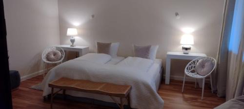 Iphofen Hotel | DAS KLEINE HOTEL IPHOFEN, klimatisierte Zimmer- 55" TV, TV mirroring, kleines Secret mit Garten & Terrassen, nahe aller VDP Weingüter, Hunde willkommen, fine dining, nahe KNAUF GIPS KG und KNAUF IT ConneKT