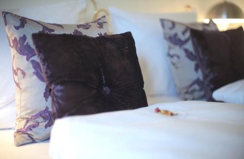 Iphofen Hotel | DAS KLEINE HOTEL IPHOFEN, klimatisierte Zimmer- 55" TV, TV mirroring, kleines Secret mit Garten & Terrassen, nahe aller VDP Weingüter, Hunde willkommen, fine dining, nahe KNAUF GIPS KG und KNAUF IT ConneKT